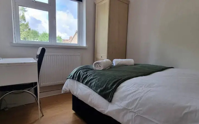 Alexandra Palace 3 Bedrooms Apartment in London