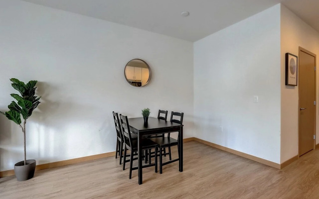 Chic Central Apartment with Free Parking