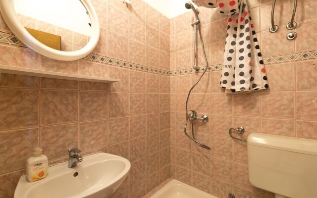 Amazing Home in Makarska With Wifi and 2 Bedrooms