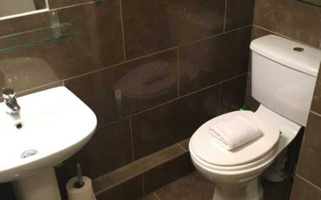 3 Bedroom House With Free Parking