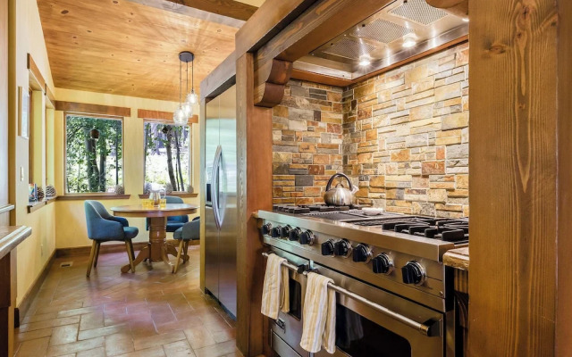 Star Haven Retreat 5 BDR Stunner!