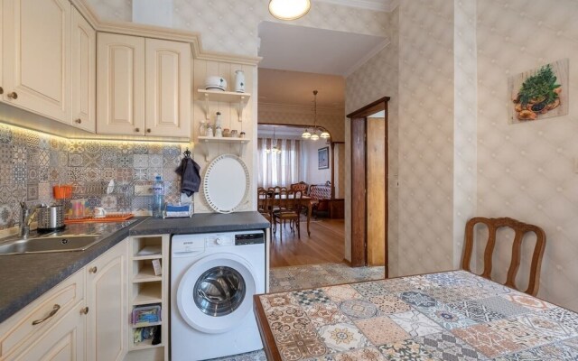 FM Deluxe 2-BDR Apartment - Artilcious