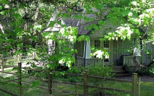 Wisteria Honeymoon Cottage - Suite of Angels