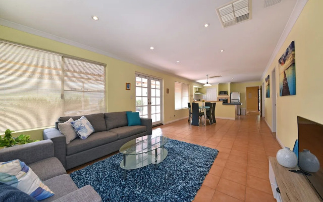 Redcliff Home Close to City & Airport