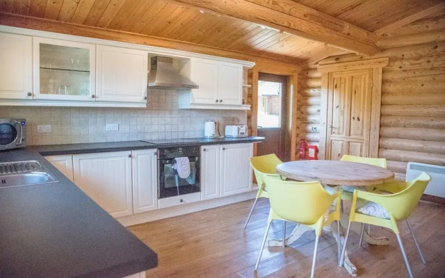 Willow Lodge With Hot Tub, Kingfishers