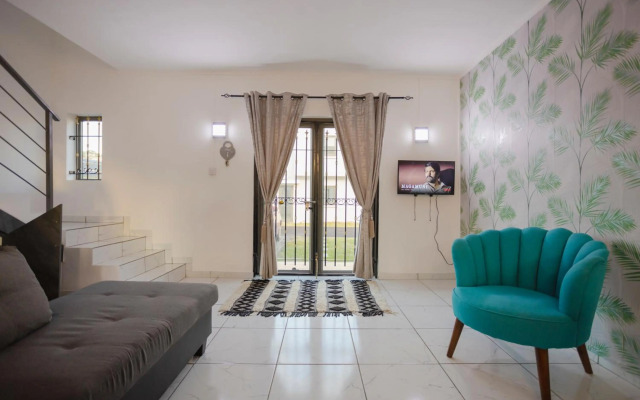 Lovely 2-bedroom duplex with pool