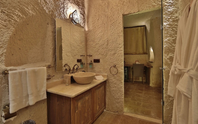 Romance Cave Suites