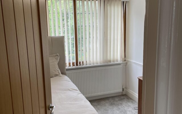 Beautiful 5-bed House in Walsall