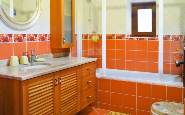 Important Group Villa Citrus