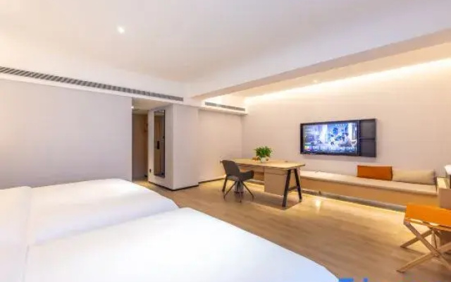 Lanmei Yuehua Hotel (Little West Lake Subway Station)