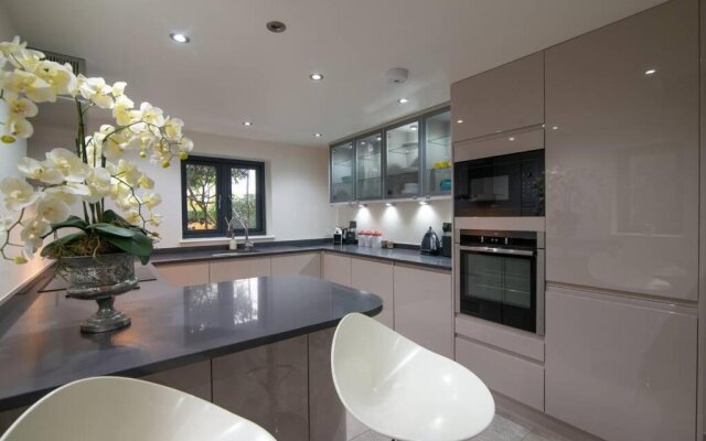 Luxury Coach house next to woodland in Knutsford