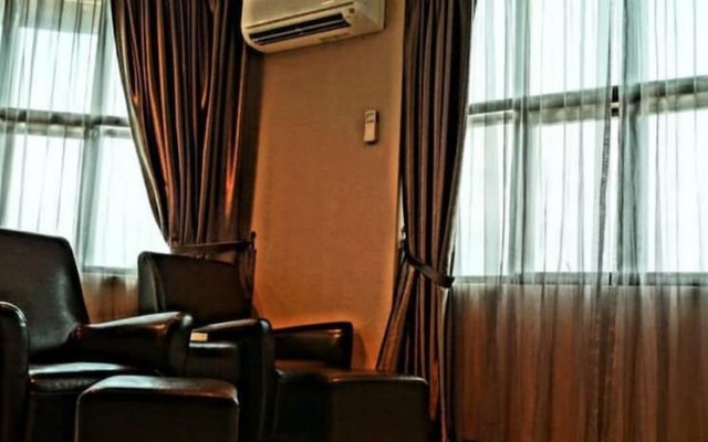 Capital O Rail Hotel