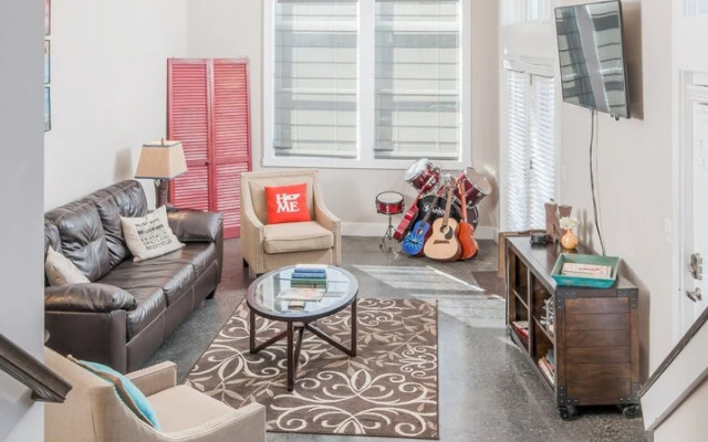 4BR/3BA Music Row House A by RedAwning