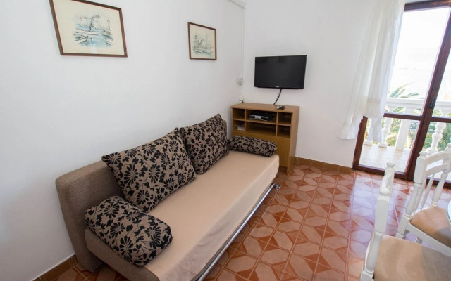 David - 20m From the Beach With Parking - A2
