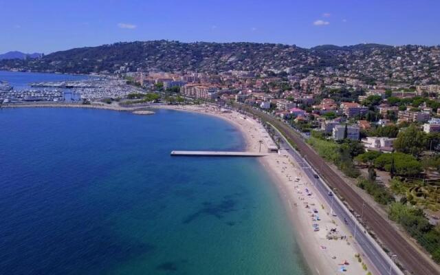 Apt Golfe Juan - 5min des plages - Parking privée - Piscine Rooftop