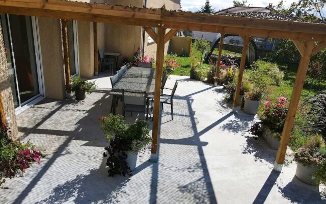 Villa With 5 Bedrooms in Panissières, With Indoor Pool, Enclosed Garden and Wifi - 56 km From the Slopes
