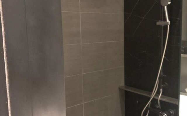 Expressionz Professional Suites by De Cartel