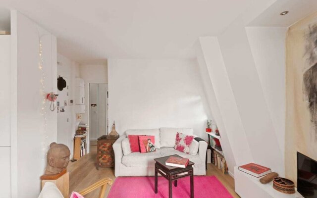 Lovely and Bright apt for 3 Near Montmartre