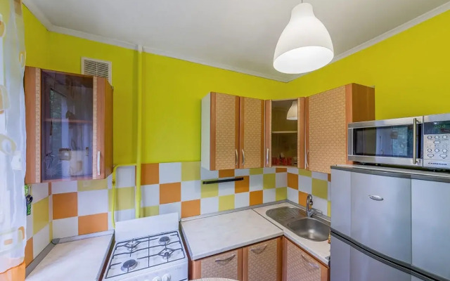The apartment is located on Bulatnikovsky lane 6 building 1