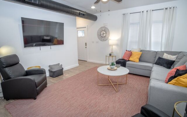 5BR/4BA House Sleeps 20 Downtown