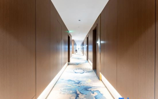 Zhongyi Holiday Hotel (Xiangyang Greenland Central Plaza)
