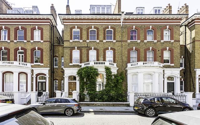 Well-designed Chelsea Flat