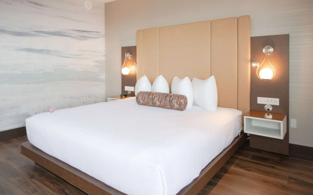 Coast Victoria Hotel & Marina by APA