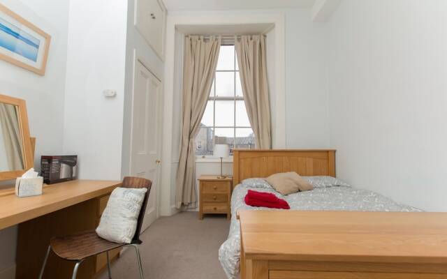 Spacious, Bright 5-br Flat for 10 in Edinburgh