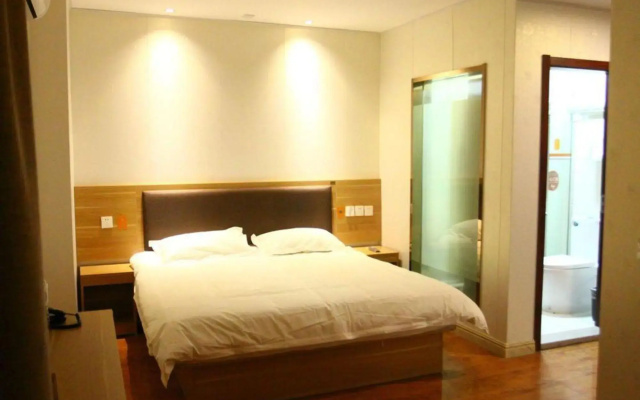 Huayi Hotel (Qingdao Tonghe Road)
