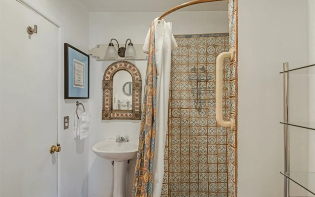 Paloma - Historic Adobe One Block To Canyon Road, Five Blocks To the Plaza, Gorgeous Furnishings, Fireplace, Hot Tub