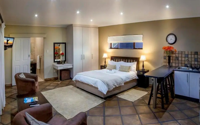 Room in B&B - Quiet Guest Room With Double bed and Kitchen, Near Port Elizabeth