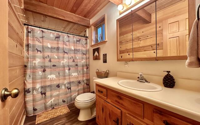 Chipmunk Lodge 2 Bedroom Home by NW Comfy Cabins by RedAwning