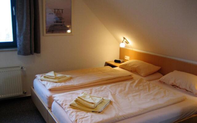 Komfortables Reetdachferienhaus Hasel 1