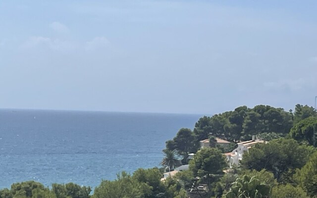 Your Retro Beach Front Hideaway in Salou