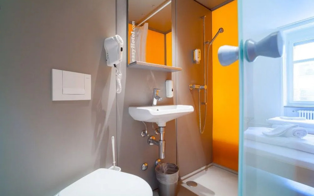 easyHotel Basel City - contactless self check-in