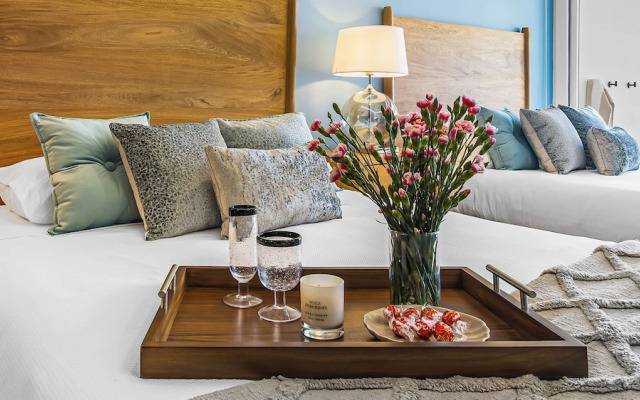 Gorgeous 1BR with Pools & Sea Views