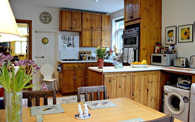 3 Bedroom Clapham Home With Patio