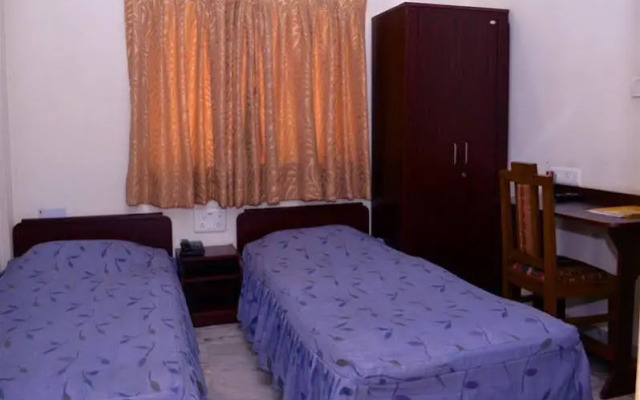 OYO 43924 Harry Guest House