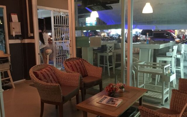 Phuket Airport Suites & Lounge Bar