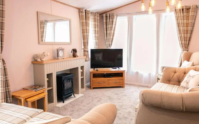 The White Rose Lodge with Hot Tub