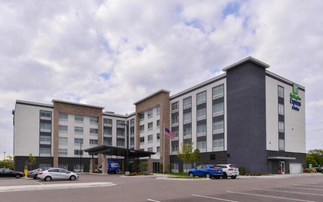 Holiday Inn Express & Suites Mall of America - MSP Airport, an IHG Hotel