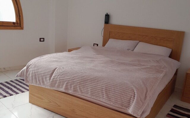 Immaculate 3-bed Apartment sea View