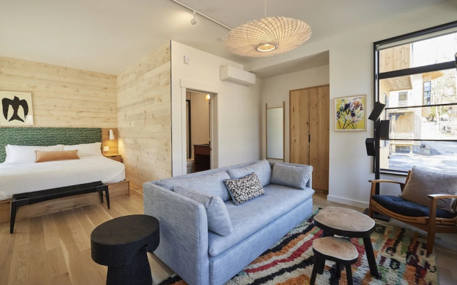 Woodstock Way Hotel
