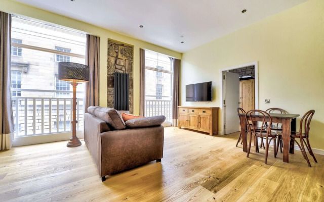Stunning flat near St. Giles' Cathedral