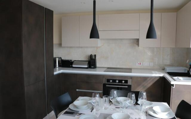 Wileg 4A Luxury Studio Apartment with Shared Swimming Pool.