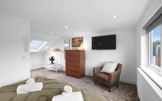 Stylish 4 Bedroom, 2.5-Bath Home in Borehamwood