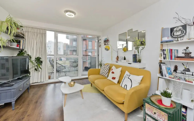Bright Greenwich Flat Near Canary Wharf by Underthedoormat