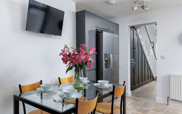 Luxurious 4 Bed House - Sleeps 8