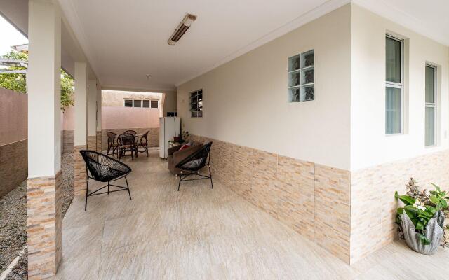 Linda casa de 2 andares c/churrasq RJG011