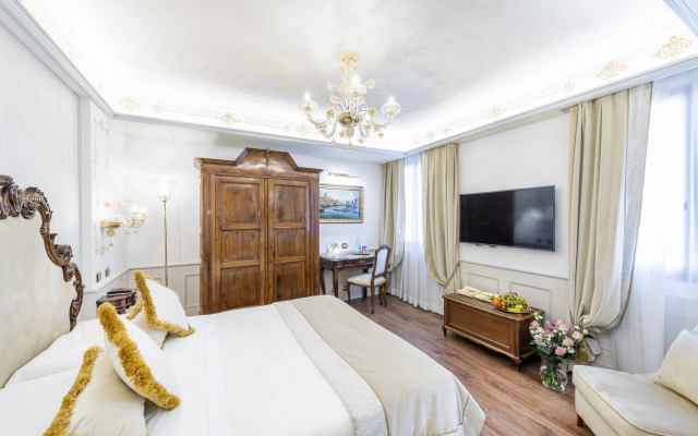 Monaco & Grand Canal Hotel